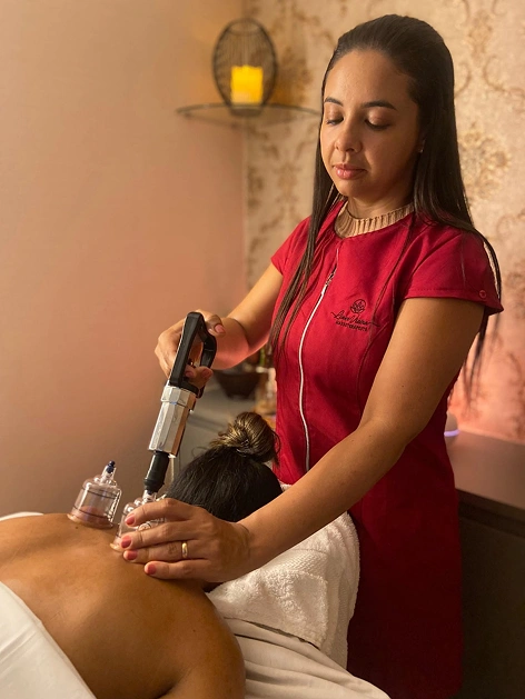 Massoterapeuta Liane fazendo liberação miofascial com ventosaterapia